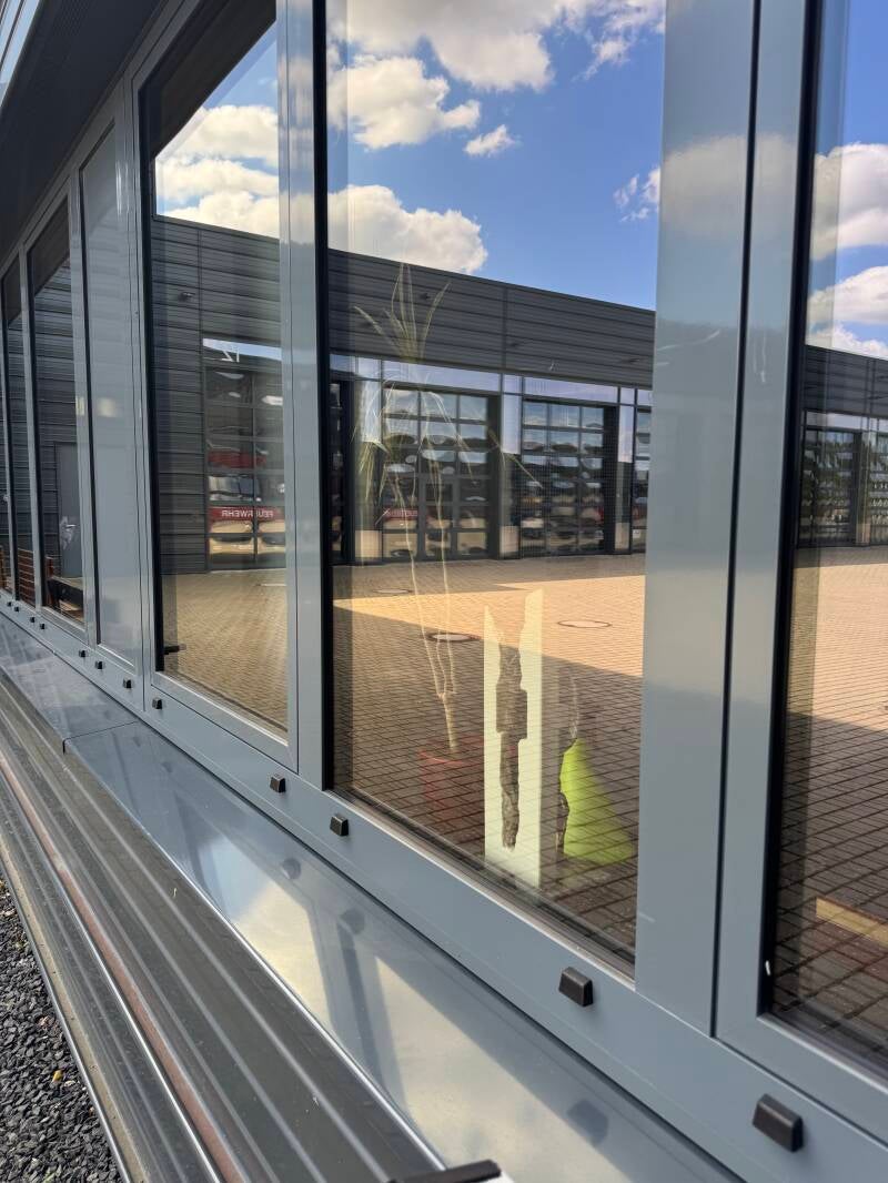 Große Glasflächen mit Rahmen an einem Gebäude