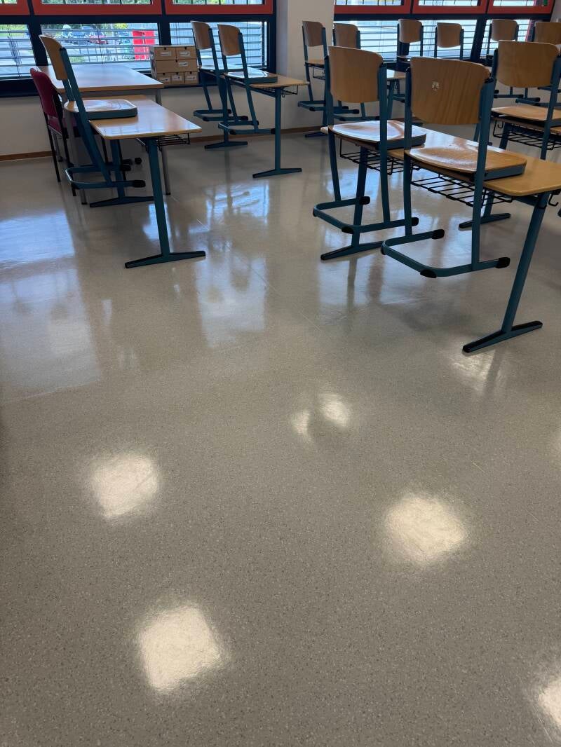 Bodenfläche eines Klassenraums mit hochgestellten Stühlen