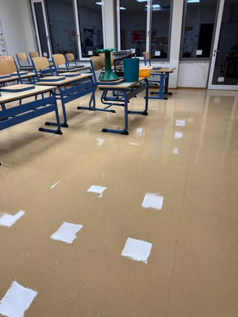Arbeitsaufnahme: gepflegter Schulboden mit klaren Lichtreflexionen