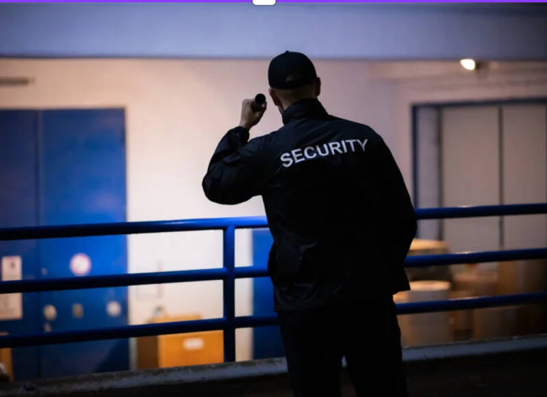 Sicherheitsmitarbeiter mit Funkgerät in einem Gebäude