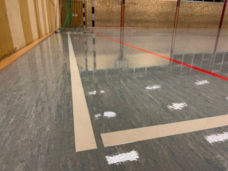 Sporthallenboden mit Spielfeldlinien