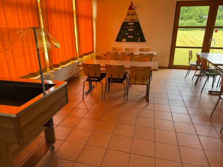 Schulraum mit Fliesenboden