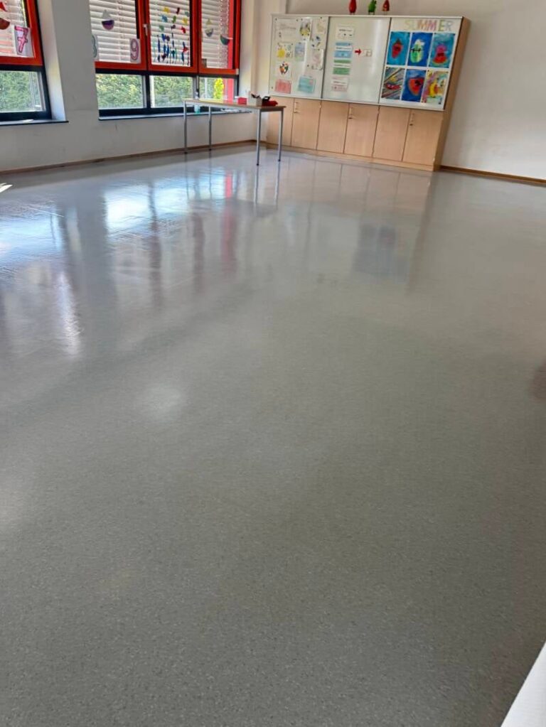 Freie Bodenfläche im Klassenraum