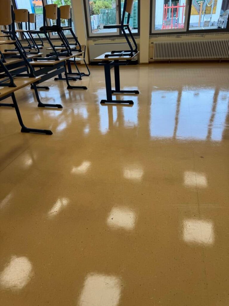 Klassenraum – Boden und Fensterreflexion