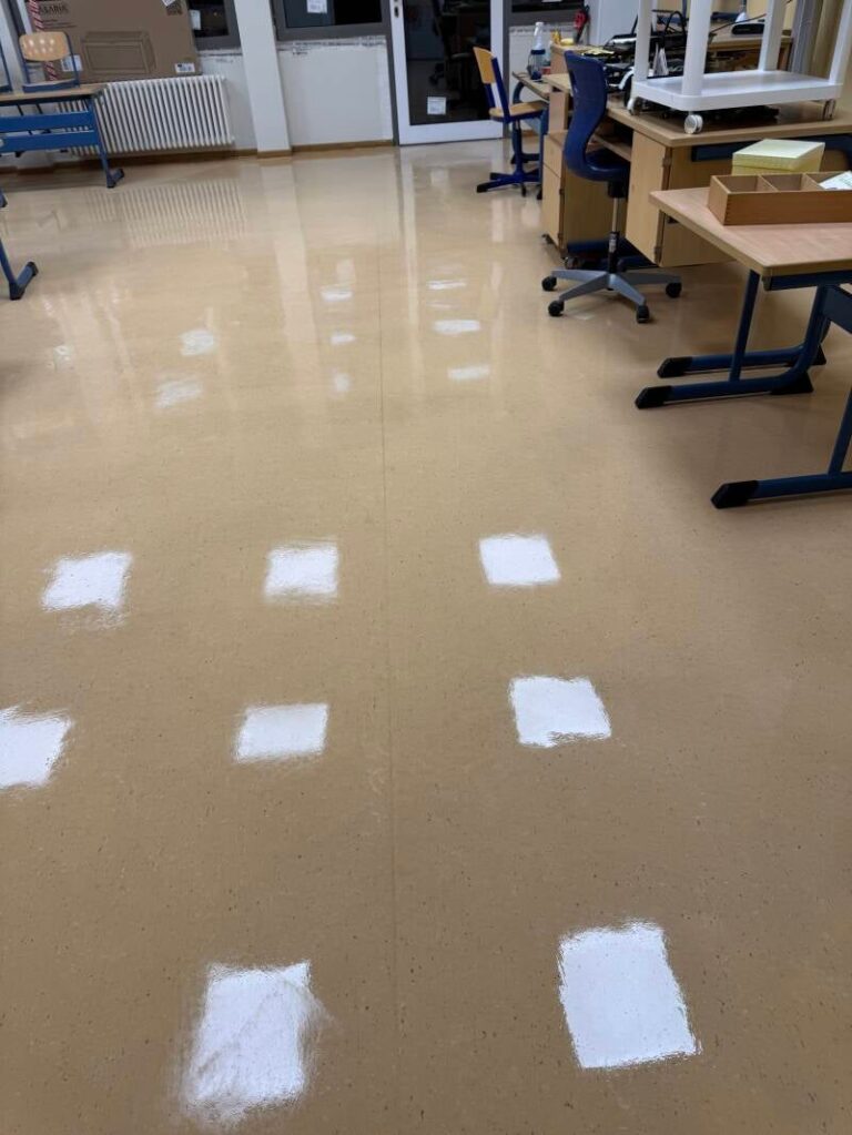 Helle Bodenfläche im Klassenraum