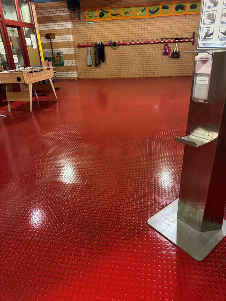 Schule – rote Bodenfläche im Foyer
