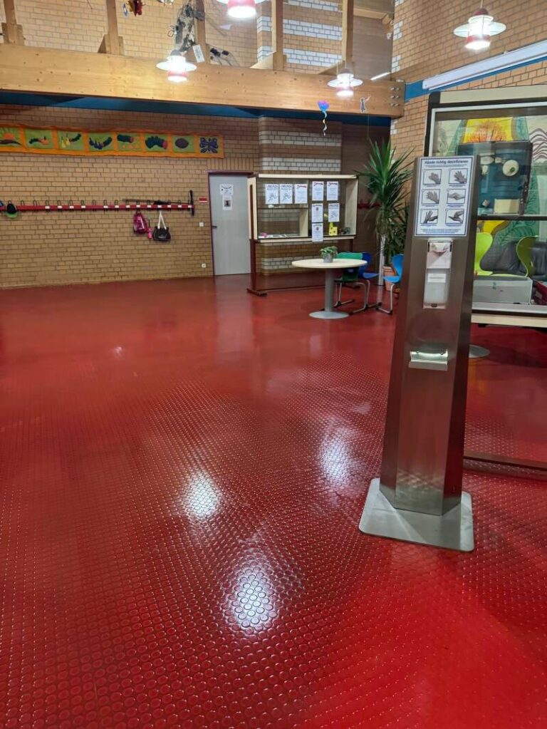 Schule – Eingangsbereich mit rotem Boden
