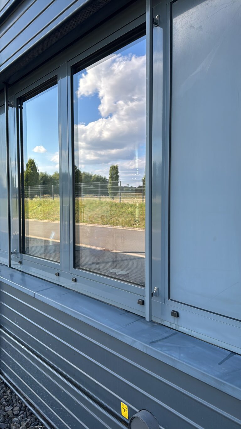 Arbeitsaufnahme: gereinigte Glasflächen und Fensterrahmen