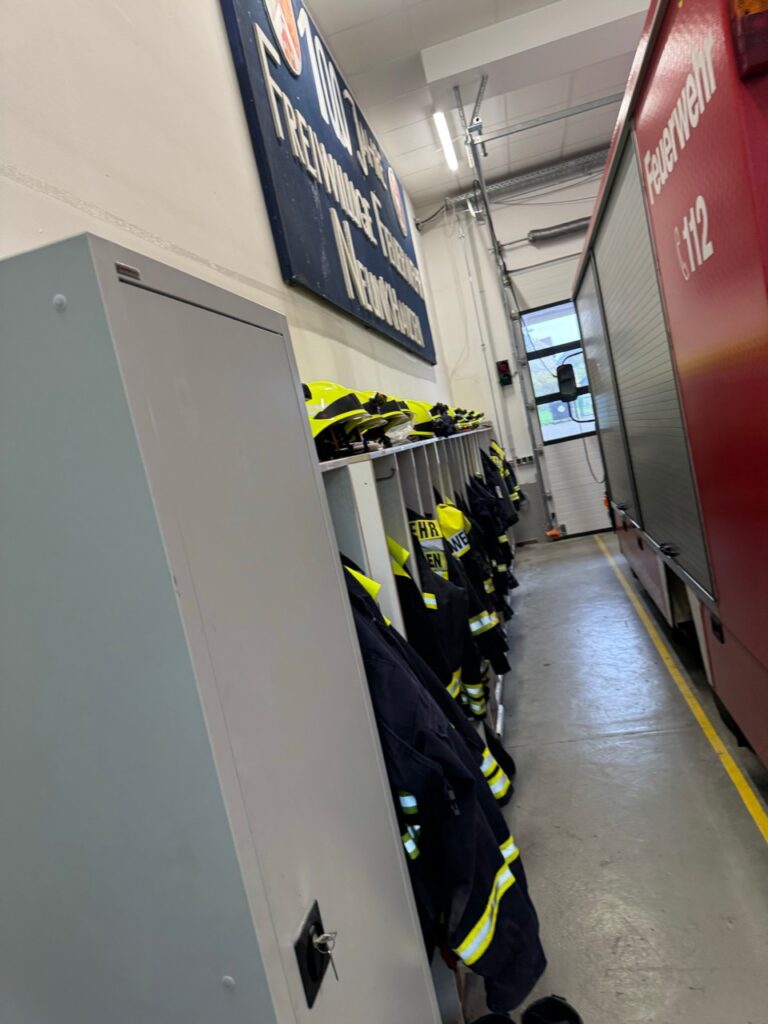 Fahrzeughalle mit Umkleidebereich
