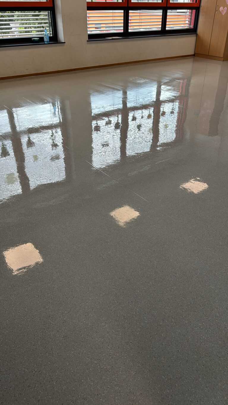 Bodenfläche im Klassenraum