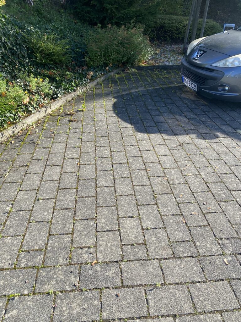 Pflasterfläche am Gebäude