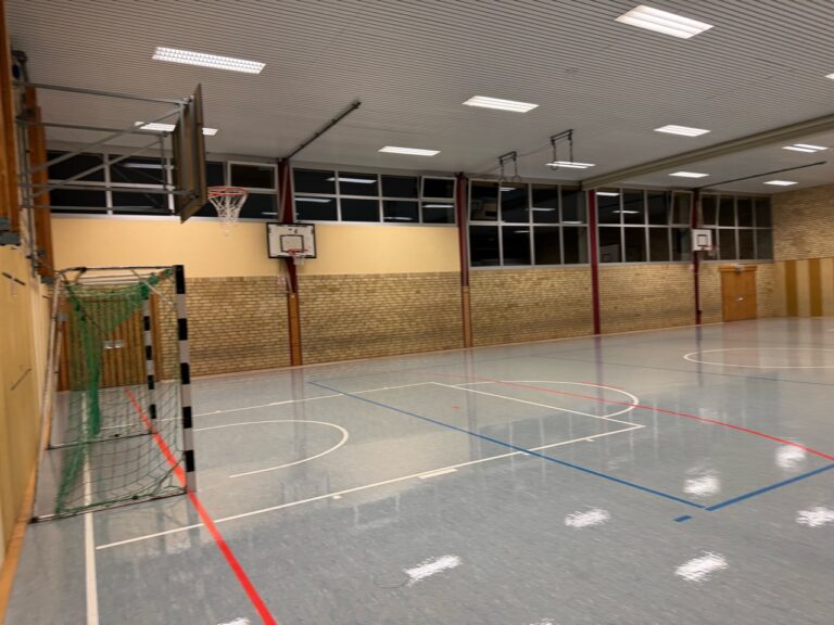 Sporthalle – Aufnahme am Abend