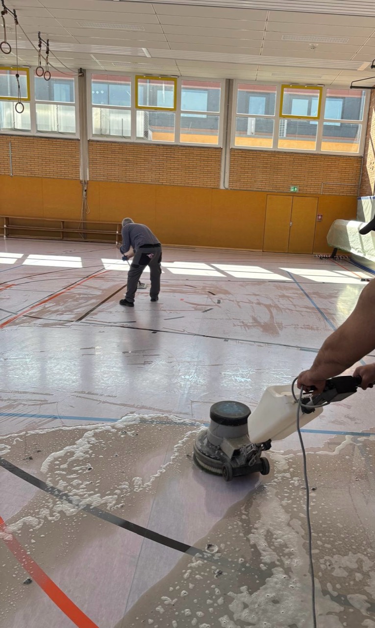 Maschinelle Reinigung in der Sporthalle