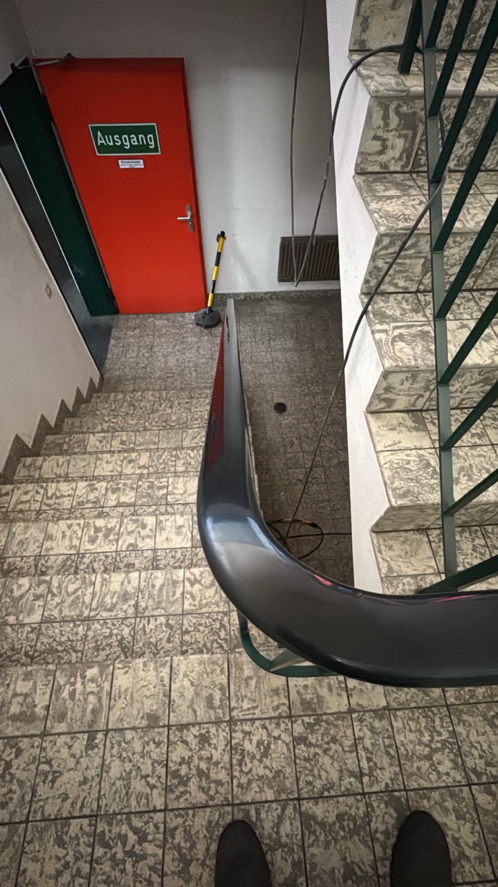 Treppenhaus mit Fliesenbelag